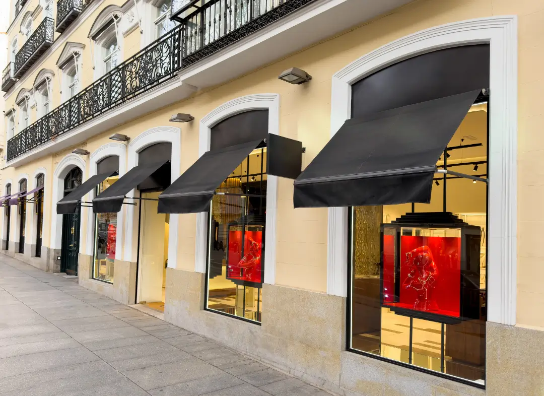 Façade vitrine de magasin en aluminium sur mesure à Launaguet